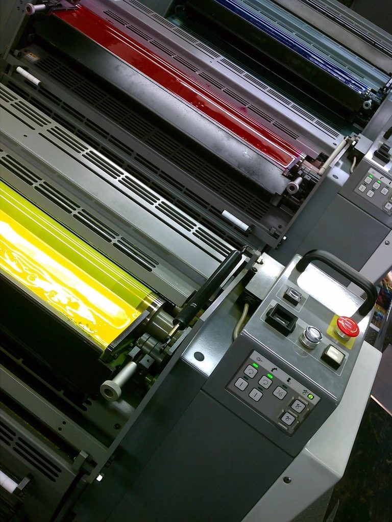 Presse offset 4 couleurs en production